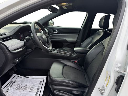 Used 2024 Jeep Compass Latitude image 11