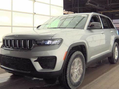 Used 2025 Jeep Grand Cherokee Laredo image 2
