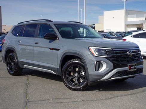 Used 2025 Volkswagen Atlas Peak Edition SE image 5