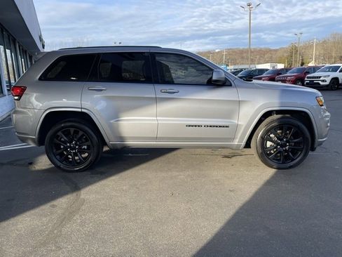 Used 2021 Jeep Grand Cherokee Laredo X image 4