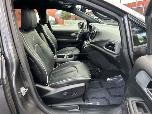 Used 2020 Chrysler Pacifica Limited w/ Advanced Safetytec Group image 14