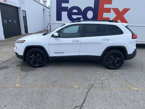 Used 2016 Jeep Cherokee Latitude w/ Comfort/Convenience Group AWD/4WD image 3