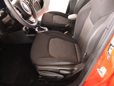 Used 2023 Jeep Renegade Latitude AWD/4WD image 12