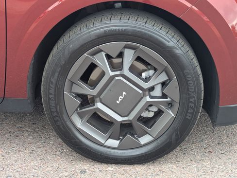 Used 2025 Kia Carnival EX image 7