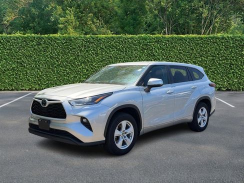 Used 2024 Toyota Highlander LE FWD image 8