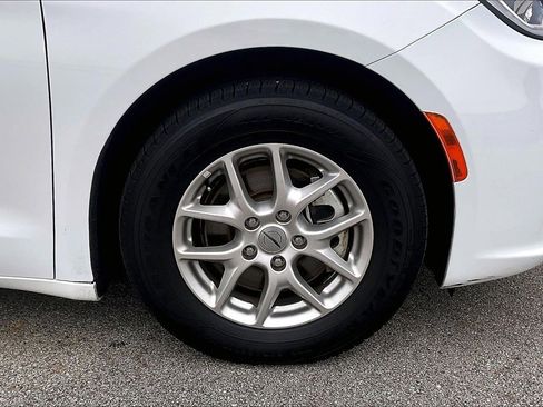 Used 2024 Chrysler Pacifica Touring-L image 5