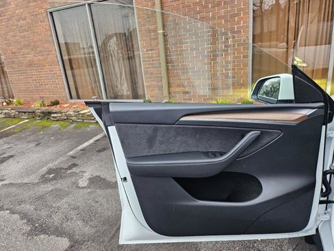 Used 2024 Tesla Model Y Long Range image 32