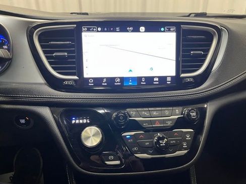 Used 2025 Chrysler Pacifica Limited w/ Trailer Tow Group image 22