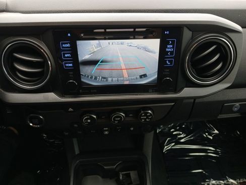 Used 2019 Toyota Tacoma TRD Sport w/ Technology Package image 9