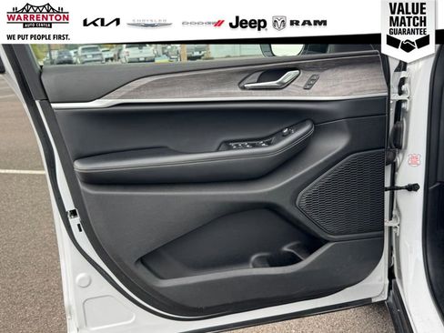 Used 2024 Jeep Grand Cherokee Limited image 18