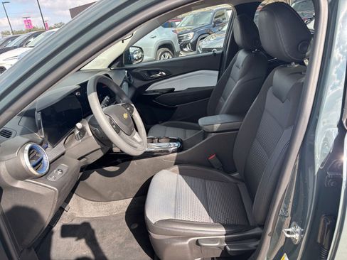 Used 2025 Chevrolet Trax LT image 24