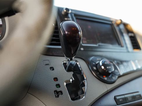 Used 2013 Toyota Sienna XLE image 21