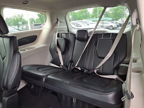 Used 2023 Chrysler Pacifica Touring-L FWD image 12