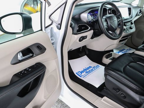 Used 2023 Chrysler Pacifica Touring-L FWD image 3