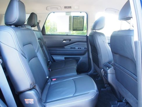 Used 2024 Nissan Pathfinder SL w/ Black Appearance Package AWD/4WD image 15
