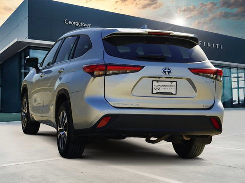 Used 2023 Toyota Highlander XLE image 7