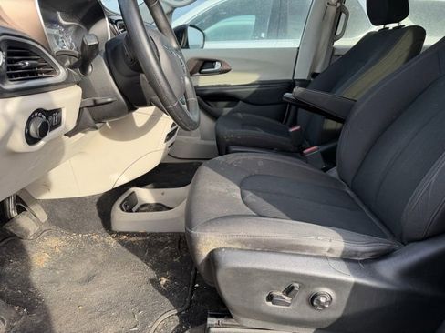 Used 2019 Chrysler Pacifica LX image 14