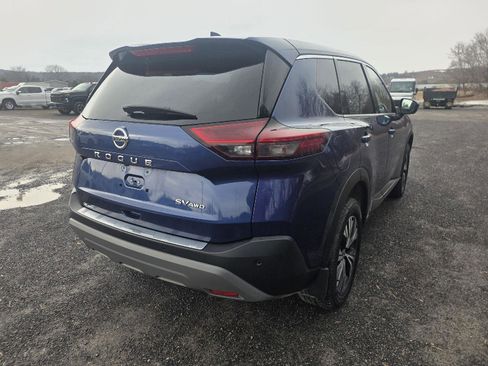 Used 2021 Nissan Rogue SV image 2