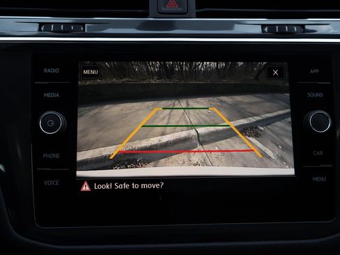 Used 2020 Volkswagen Tiguan SE w/ Panoramic Sunroof Package image 31