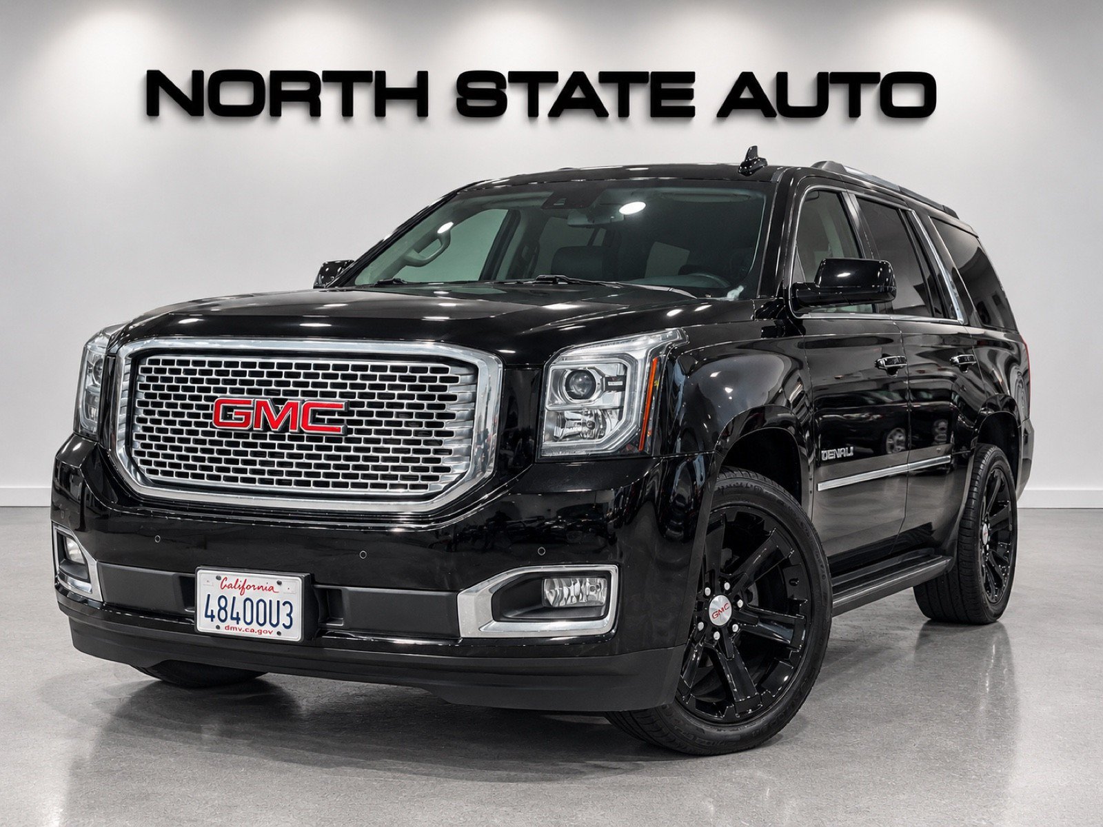 Used 2015 GMC Yukon Denali w/ Premium Package AWD/4WD image 1