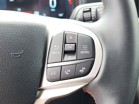 Used 2025 Ford Explorer Active AWD/4WD image 18