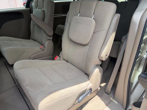 Used 2013 Chrysler Town & Country Touring FWD image 11