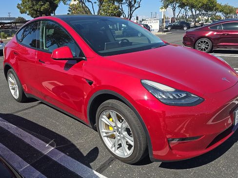 Used 2022 Tesla Model Y Long Range AWD/4WD image 5