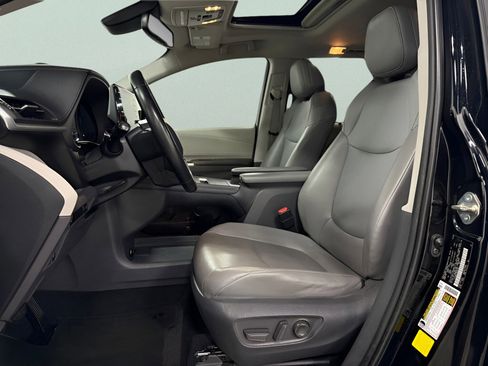 Used 2021 Toyota Sienna XLE image 17