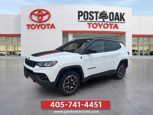 Used 2025 Jeep Compass Trailhawk AWD/4WD image 3