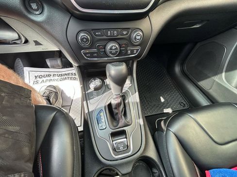 Used 2019 Jeep Cherokee Trailhawk w/ Comfort/Convenience Group AWD/4WD image 19