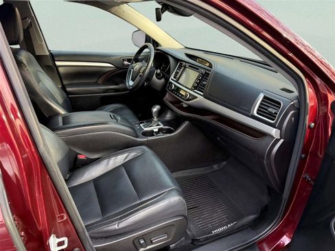 Used 2017 Toyota Highlander XLE FWD image 18