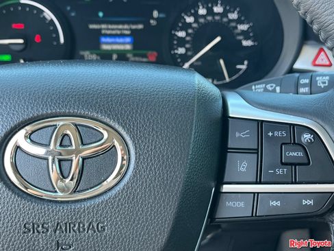 Certified 2025 Toyota Sienna XLE FWD image 25