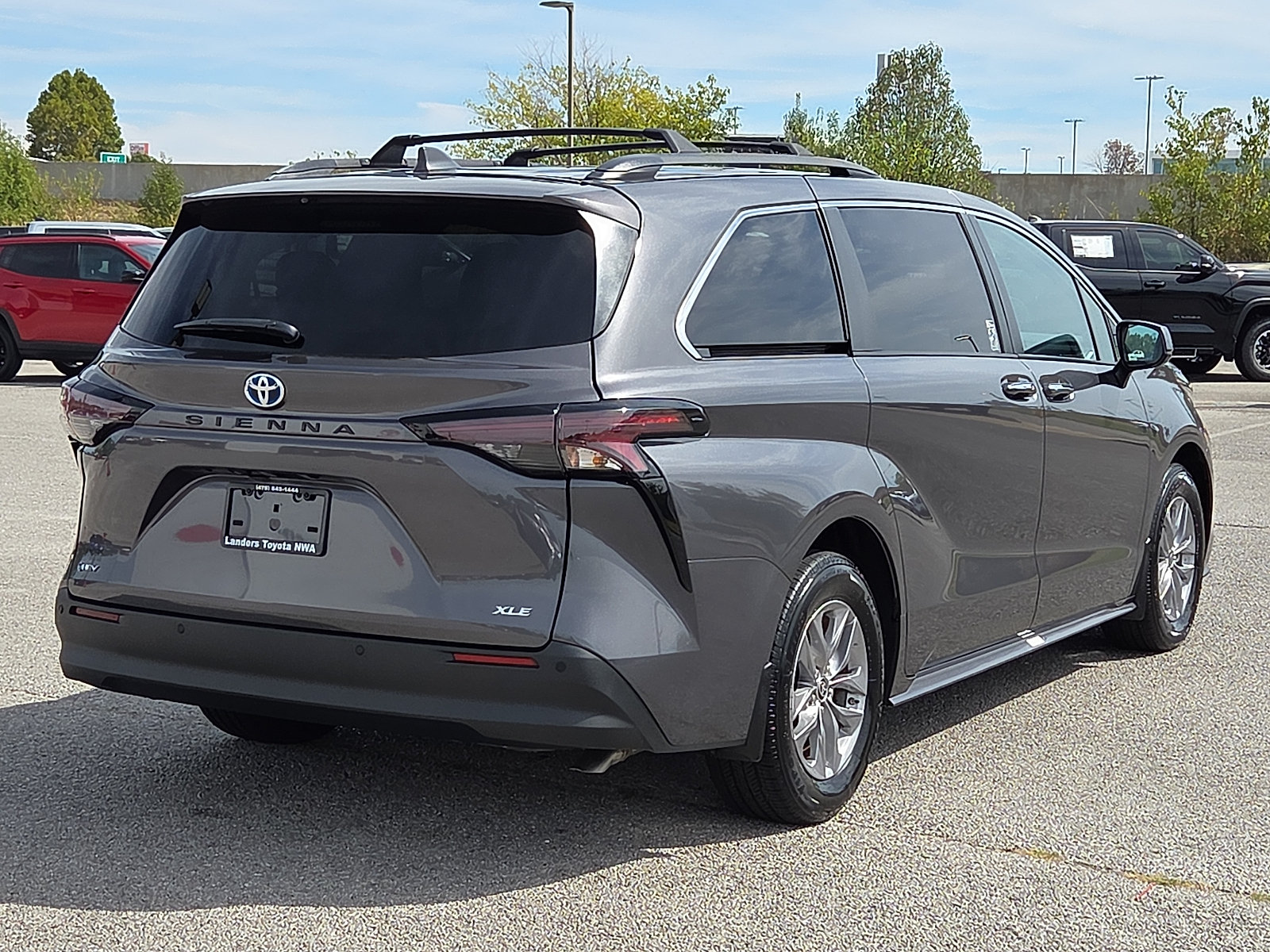 Used 2025 Toyota Sienna XLE FWD image 5