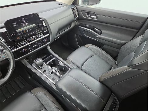 Used 2025 Nissan Pathfinder SL FWD image 13