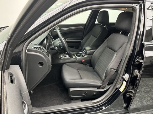 Used 2022 Chrysler 300 Touring w/ Sport Appearance Package image 8