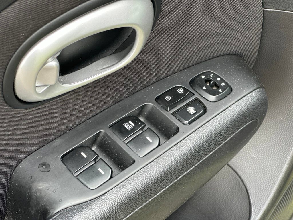 Used 2015 Kia Soul FWD image 15