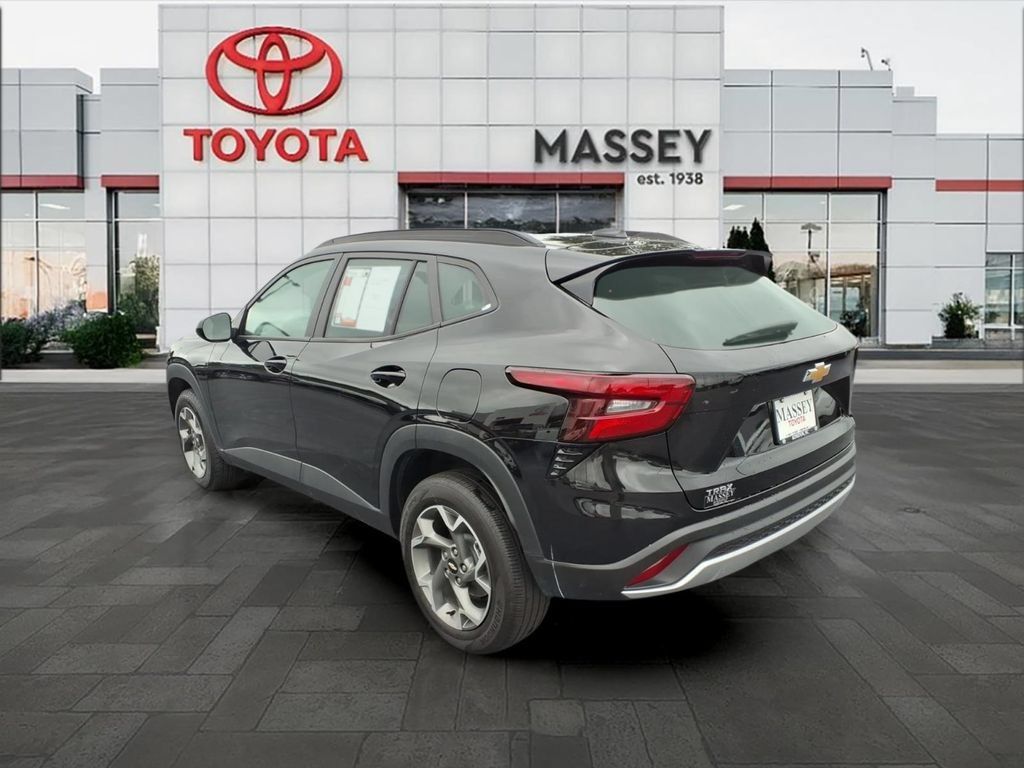 Used 2025 Chevrolet Trax LT FWD image 5