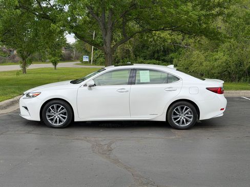 Used 2016 Lexus ES 300h w/ Luxury Package w/Wood Trim FWD image 2