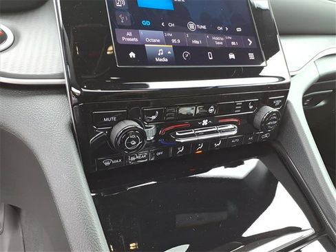 New 2025 Jeep Grand Cherokee L Altitude image 18