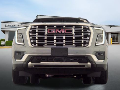 Used 2025 GMC Yukon Denali AWD/4WD image 3