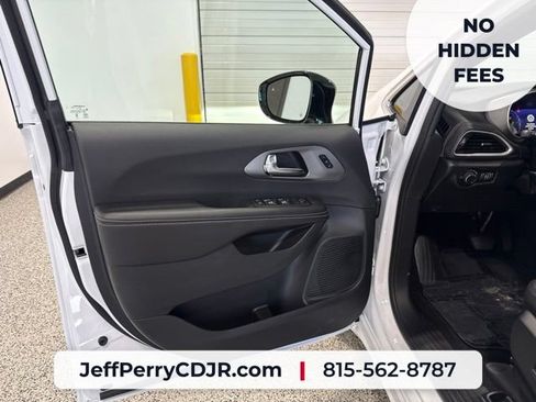 New 2027 Chrysler Pacifica Select FWD image 16