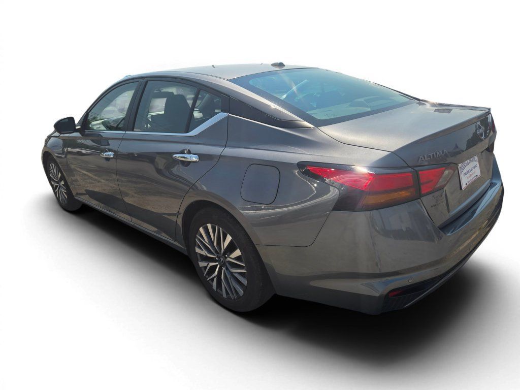 Used 2025 Nissan Altima 2.5 SV FWD image 3