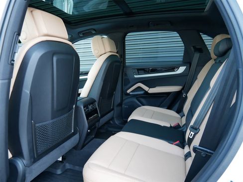 Used 2025 Porsche Cayenne image 11