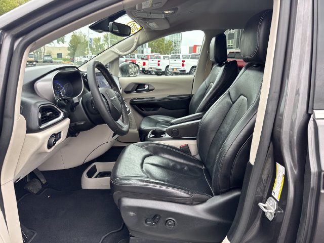 Used 2022 Chrysler Pacifica Touring-L FWD image 9