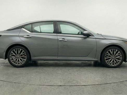 Used 2025 Nissan Altima 2.5 SV image 11