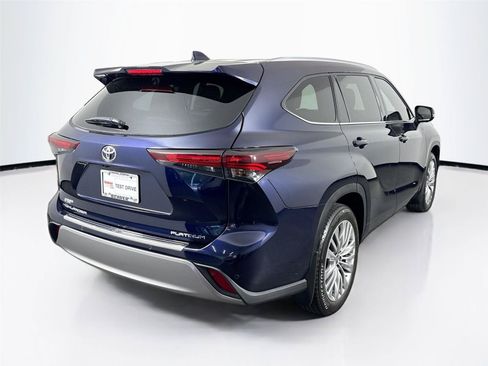 Used 2024 Toyota Highlander Platinum FWD image 2
