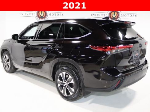 Used 2021 Toyota Highlander XLE image 3