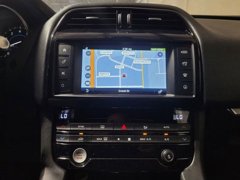 Used 2018 Jaguar F-PACE image 24