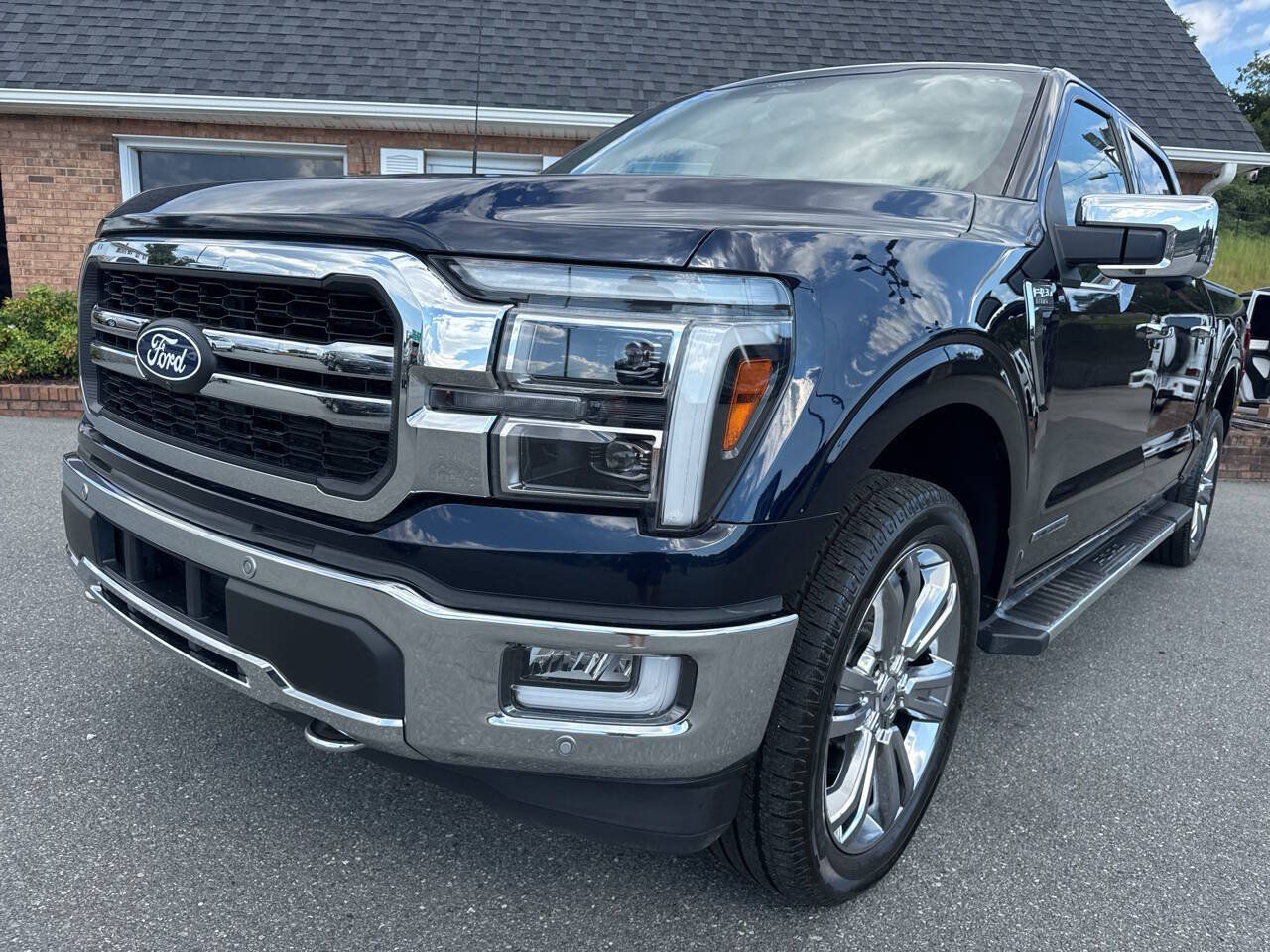 Used 2024 Ford F150 Lariat w/ Equipment Group 502A High AWD/4WD image 5