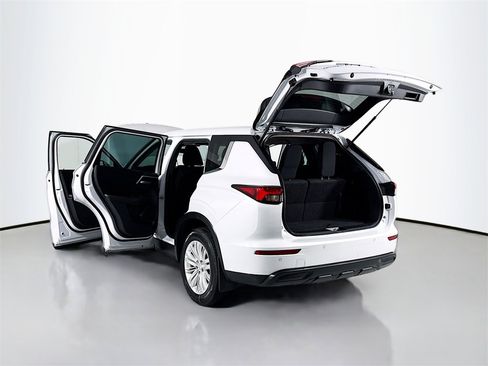 Used 2023 Mitsubishi Outlander ES image 24